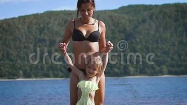 妈妈在湖边玩转她的女儿